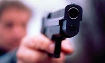 В Ирпене пьяный мужчина бил беспризорника железным жезлом и стрелял из пистолета