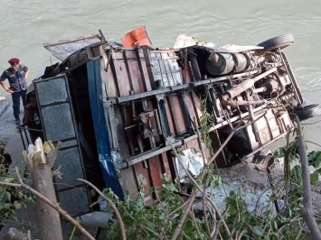 В Непале в реку упал автобус, погибли по меньшей мере 15 человек