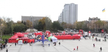 Железная трехметровая конструкция не была закреплена. В результате инцидента травмы получили 6 человек в возрасте от 35-ти до 63 лет