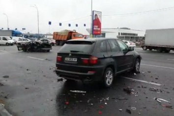 В Кииеве возле ТЦ "Лавина" произошло серьезное ДТП