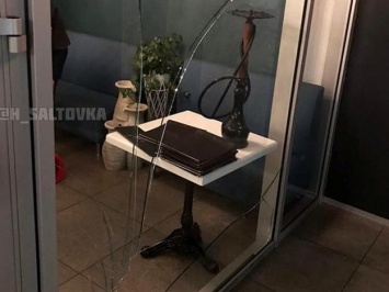 Сбежал вместе с мамой: в центре Харькова ребенок разбил окно ресторана