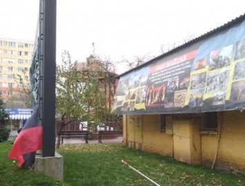 Россиянин свалил флагшток с флагом ОУН в Киевской области и выпрыгнул с третьего этажа (ФОТО)