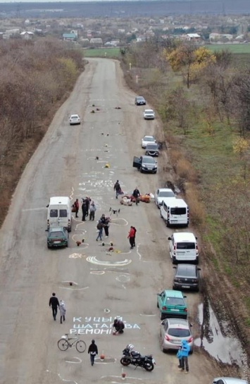 Акция протеста: жители Одесской области высадили цветы в ямы на неотремонтированной трассе