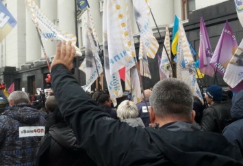 Сотни украинцев под Офисом Зеленского напомнили ему о важном обещании