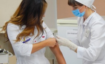 Сотрудников больницы им. Мечникова вакцинировали от гриппа (ФОТОРЕПОРТАЖ)