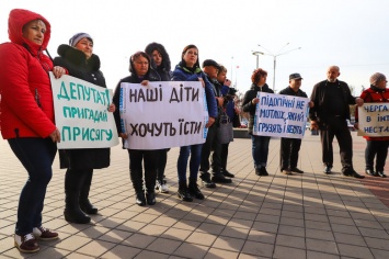 «Слезы к делу не пришьешь»: сотрудники Черниговского интерната митинговали под стенами облсовета, - ФОТО