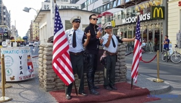 Берлин избавляется от "американских солдат" на прежнем КПП
