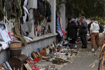 Колоритный блошиный рынок: как протекает торговля на улицах современной Молдаванки (фоторепортаж)