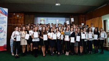Школьники Ялты получили сертификаты стипендиатов Совета министров Республики Крым