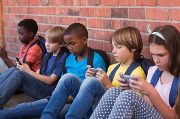 В одной из провинций Канады запретили мобильные телефоны в школах