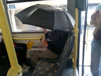 Внезапно: в салоне запорожского трамвая пошел дождь (видео)