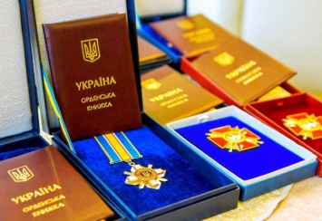 Зеленский отметил ряд военных государственными наградами