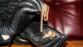 В Никополе 36-летний грабитель отобрал у прохожей золотые серьги и кольцо