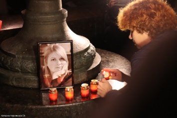 Год без Кати: в Киеве лампадками и файерами почтили память убитой активистки (ФОТОРЕПОРТАЖ)