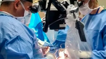 Четыре операции в одной: во Львове впервые в Украине хирурги заново сформировали лицо 16-летнему парню после ожогов