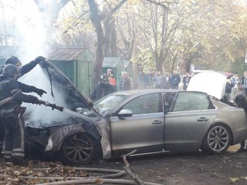 Возле одесского суда подожгли машину с женщиной внутри: опубликовано видео