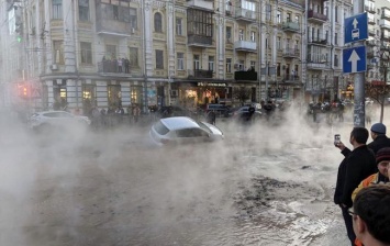 В Киеве из-за прорыва теплопровода изменили маршруты транспорта