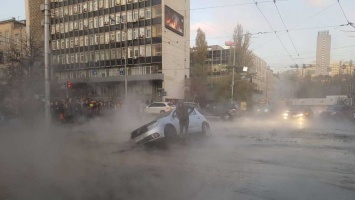 В центре Киева прорвало трубу с кипятком, в яму провалились автомобили: видео