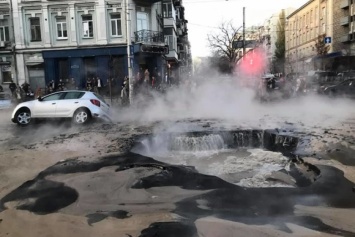 В центре Киева прорвало трубу с горячей водой. Несколько машин провалилось под асфальт