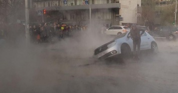 В центре Киева авто ушло под землю из-за прорыва трубы, по улице течет кипяток ФОТО+ВИДЕО