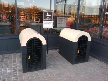 В Одессе открылся супермаркет со специальными будками для собак при входе (фотофакт)