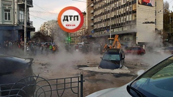В КГГА прокомментировали прорыв теплосети в центре Киева - обещают, что отключений воды не будет