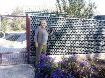Полюбуйся: на Полтавщине женщина из бутылок построила забор и утеплила собственный дом