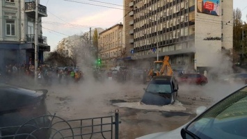 Появилась информация о сроках ремонта прорванной трубы в центре Киева
