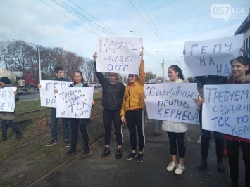 ''Гепу на нары!'' Зеленского в Харькове встретили разъяренные люди. Фото