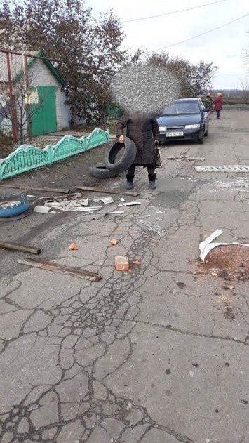 Из-за ремонта Шмидта, жители Покровска самостоятельно ограничивают движение фур, устанавливая баррикады