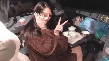 Китайского пилота навсегда отстранили от полетов из-за фото женщины в кабине