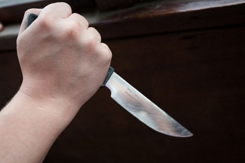 Женщину пырнули ножом по дороге на работу