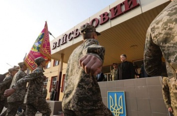 «Имеете честь защищать Украину!»: Порошенко решил заручиться военной поддержкой?