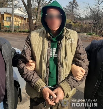 На Киевщине мужчина, угрожая ножом, забрал деньги из кассы магазина, - ФОТО