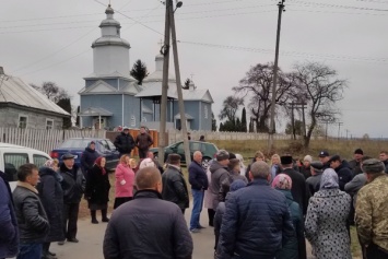 Поставили баррикады и ''титушек'': на Житомирщине РПЦ захватила храм ПЦУ. Видео