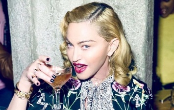 Королева эпатажа: 61-летняя Мадонна шокировала откровенным видео с голой грудью