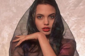 В Сеть слили ранее неизвестные фото 16-летней Джоли