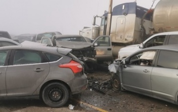 В Канаде на шоссе столкнулись 20 автомобилей