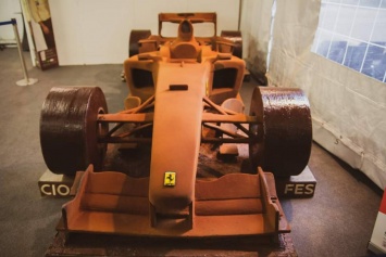 В честь 50-летия Шумахера в Италии из шоколада изготовили его Ferrari F2004 в натуральную величину (ФОТО)