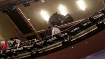 В театре Пикадилли во время спектакля рухнул потолок, есть травмированные