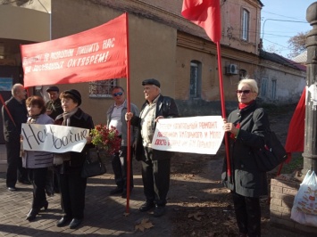 В Мелитополе под исполком принесли красные флаги (ФОТО)