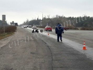 Из-за разлитой жидкости на трассе в Запорожской области водители едва не попали в ДТП