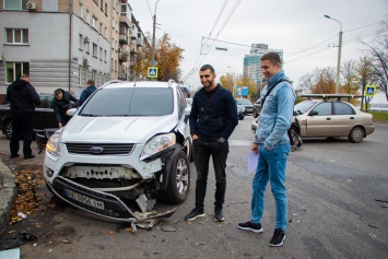 В Днепре на Сичеславской набережной столкнулись Volvo, Ford и Lanos
