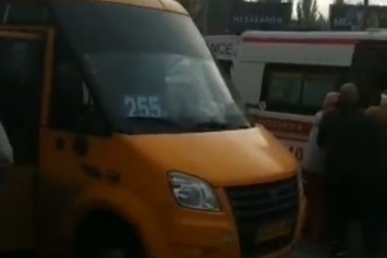 В центре Кривого Рога столкнулись маршрутка и трактор: пострадал водитель микроавтобуса
