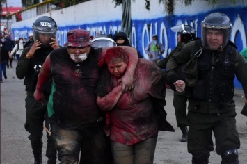В Боливии мэра таскали по улице, поливали краской и насильно постригли (фото)