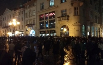 Во Львове футбольные фанаты снова устроили массовую драку