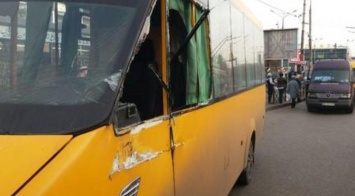 Серьезное ДТП в Кривом Роге: трактор врезался в маршрутку