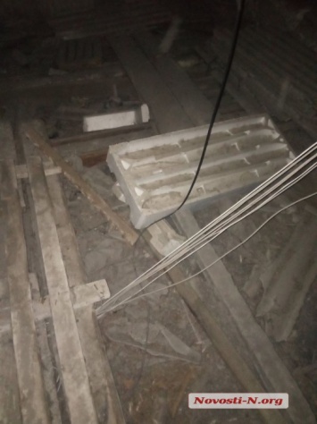 В Николаеве из-за строительного мусора на крыше рухнул потолок в квартире