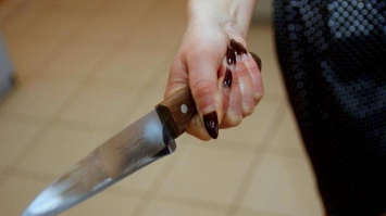 В Одессе разъяренная женщина воткнула супругу нож в грудь
