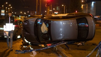 Ночной полет такси в Киеве. Авто снесло 15 метров забора и в финале перевернулось. Фото и видео